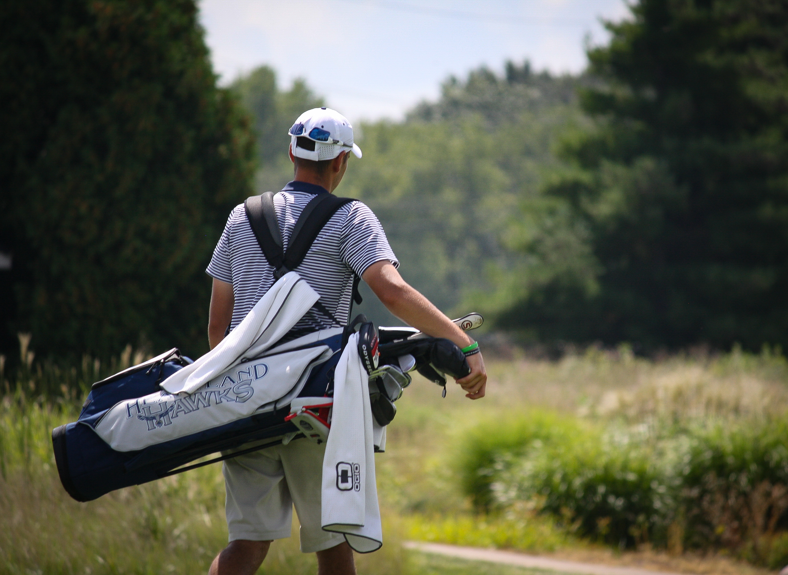 Golfer with Heartland Hawks golf bag